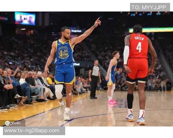 库里谈比赛开局表现不佳并分析队友对场上空间的影响